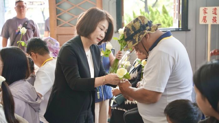 白玫瑰傳遞思念，屏東春祭溫暖致意烈士遺族